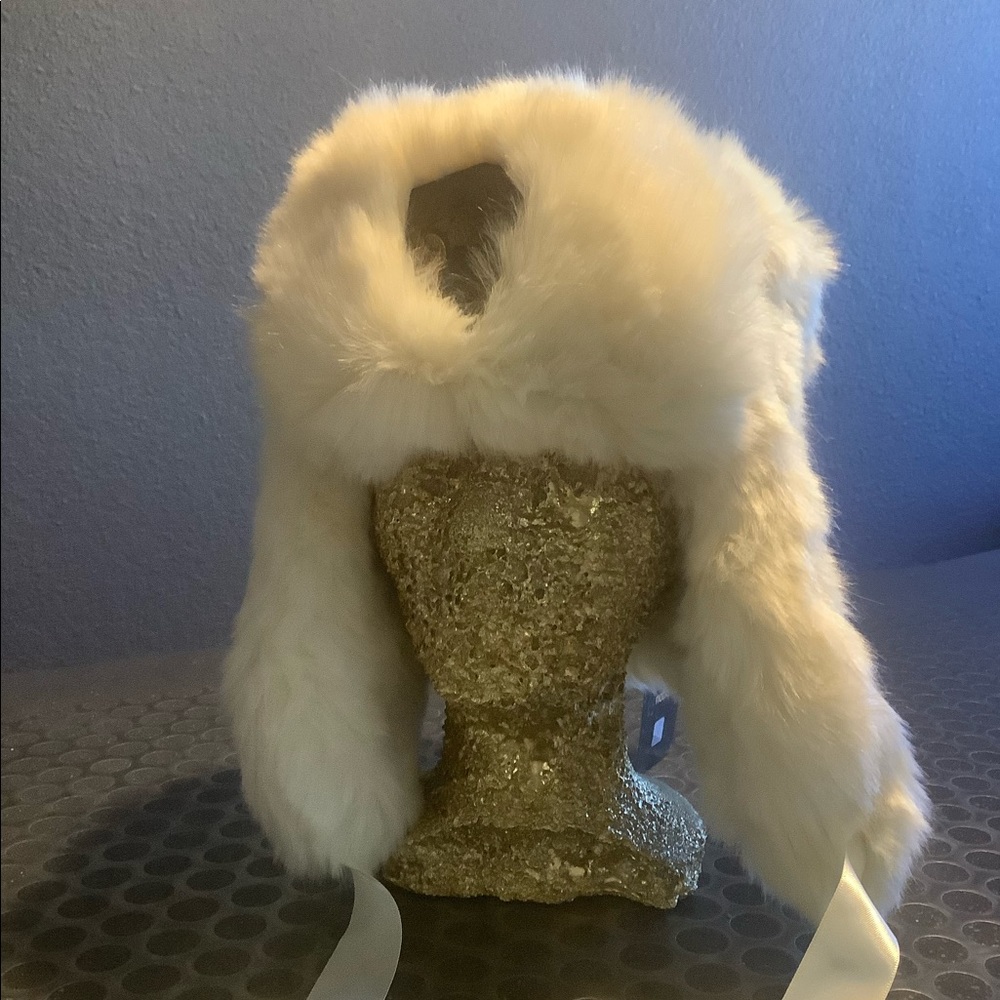 Nobis faux fur hat. White hunter style hat with ribbon bow tie O/S